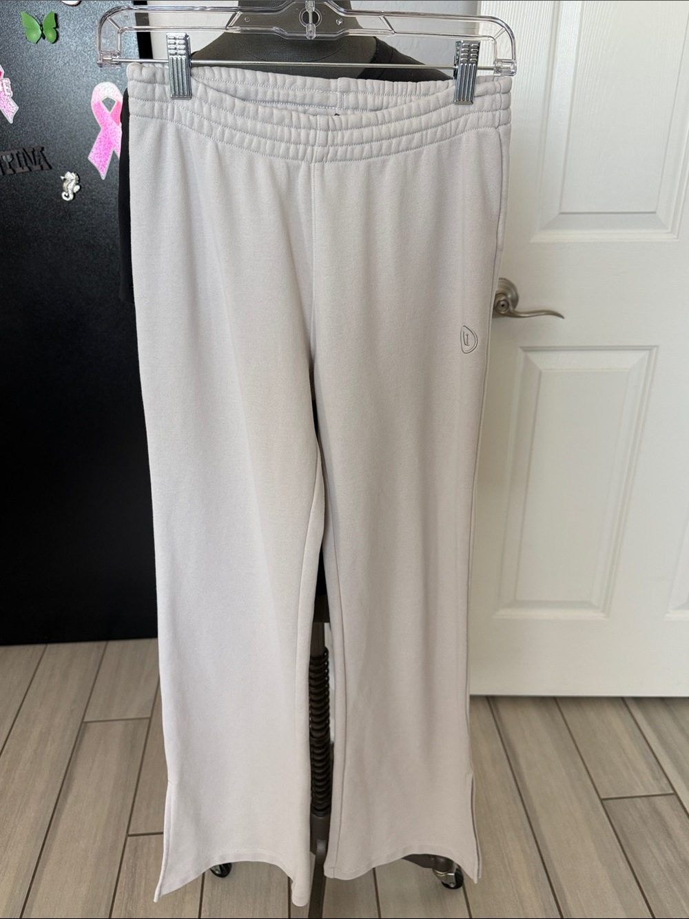Vuori Light Beige wide leg sweat pants
24X28